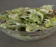 Grüner Salat mit Joghurt-Dressing auf Kochen-verstehen.de